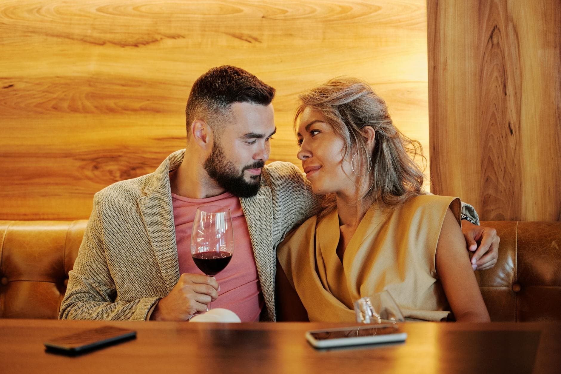Dating Couples? Here Are 5 Red Flags To Watch Out For